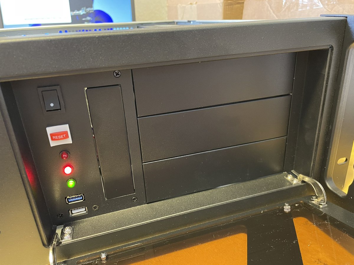 alex_pereiradj's tweet photo. Hoy hemos montado este servidor NAS en @TrendingPC para una importante empresa. i9 12900K, 64GB de RAM y 10TB de almacenamiento. https://t.co/tj9ivQKOGD