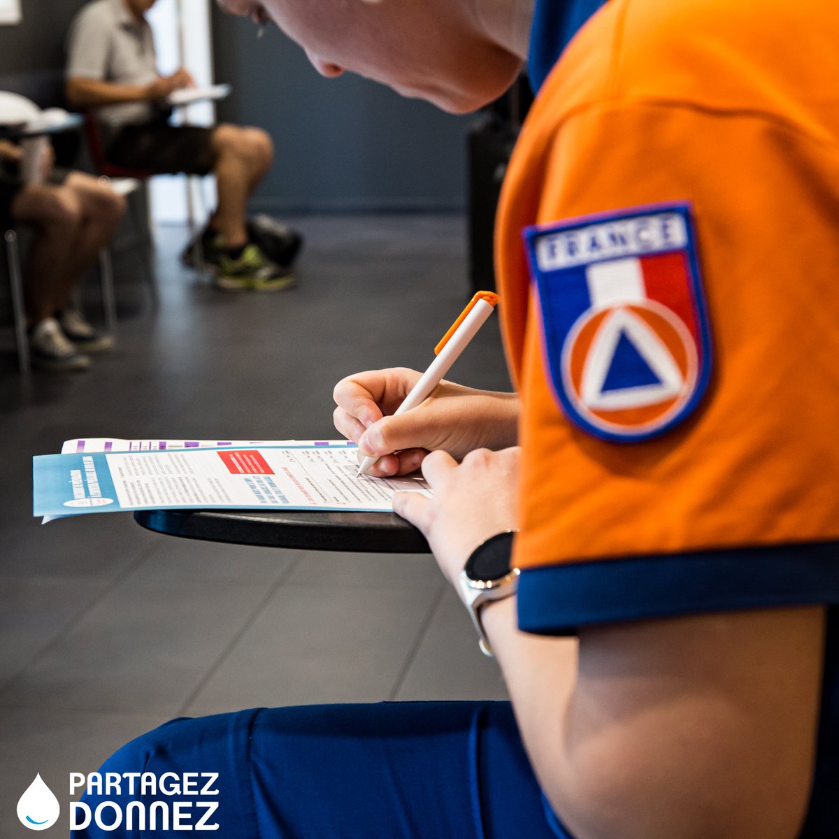 Protec33's tweet photo. Cette année encore, la #ProtectionCivile33 soutient l’action de l’@EFS_dondesang  à l’occasion de la #JMDS 🩸 !  
Les 14 et 15 juin, rejoignez le mouvement des #DonneursDeSang #TousSoignants et participez à aider les personnes qui en ont besoin. https://t.co/gCxWxi2Tbk