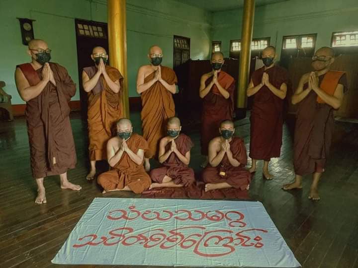 Thihanyi2's tweet photo. Monks from Sangha Union of Mandalay demand for an immediate end to all of Burma’s suffering. They also performed sermons &amp; prayed for federal democracy’s development.   #2022Jun13Coup #VillagesBurntDownByJunta #HelpMyanmarIDPs #WhatsHappeningInMyanmar https://t.co/LnfyvTZ40C