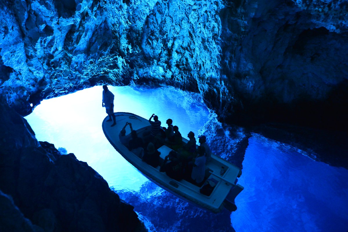 UnescoVis's tweet photo. THE "BLUE CAVE" ON THE ISLAND OF BIŠEVO, VIS ARCHIPELAGO GEOPARK,CROATIA
photos by: Ivo Pervan 

#UNESCO #Croatia #geopark #cave #sea #Biševo #bluecave #tourism https://t.co/kjAIF9Nkve