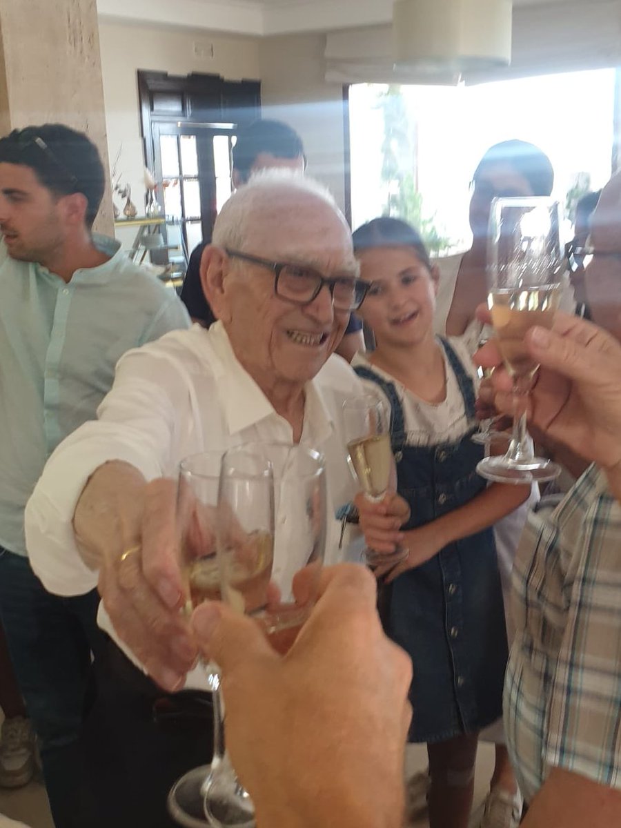 AFuentespaez's tweet photo. Y sobre todo, lo que mejor se le da hacer, ser el mejor padre y abuelo. 
Felices 90 abuelo, nunca vamos a dejar de presumir de ti.❤️ https://t.co/114kiZPGbh