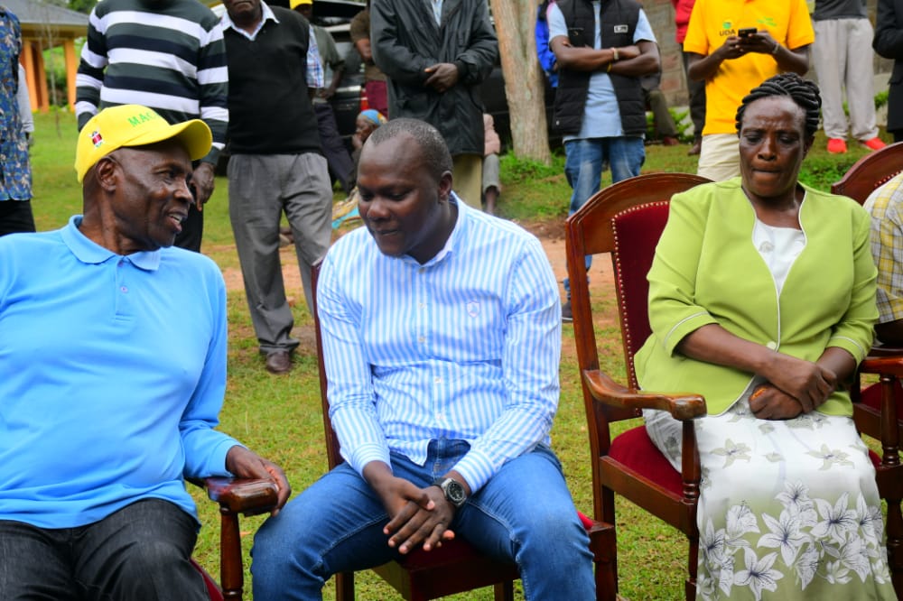 kevo_atandi's tweet photo. H.E Governor Machogu engaged with Grassroot and Opinion leaders from the  large  Nyaribari. 
@WilliamsRuto
@HonMachogu
@UDAKenya
#FormNiUDA
#KaziNiKazi
#WachapaKazi https://t.co/2uA0840Vkn