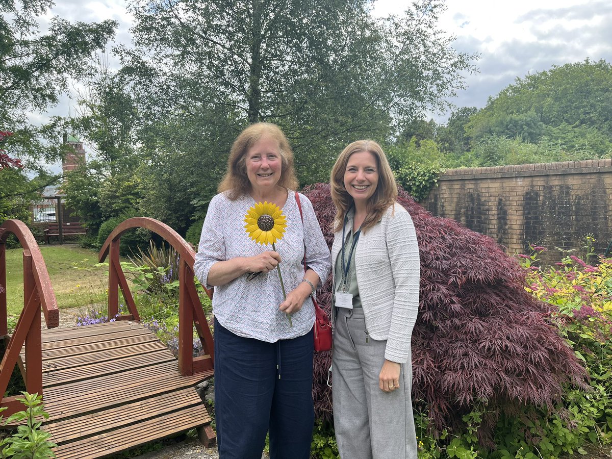 CityHospice's tweet photo. It was great to see City Hospice Vice President @JulieMorganLAB this morning and of course we couldnโt pass on the opportunity to take a picture with our #ForeverFlower ๐ป
Thank you for all your support ๐ https://t.co/XWtcyGwFET