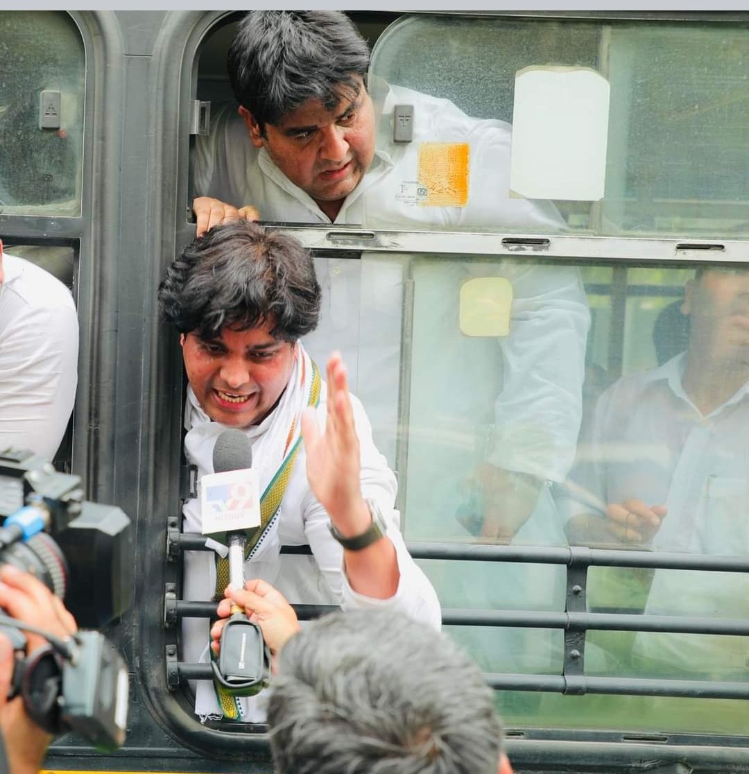 Javed_Ahmad_007's tweet photo. लड़ेंगे जीतेंगे..
सत्यमेव जयते..
#StandWithRahulGandhi 
@ShayarImran https://t.co/cM5UsxSa1w