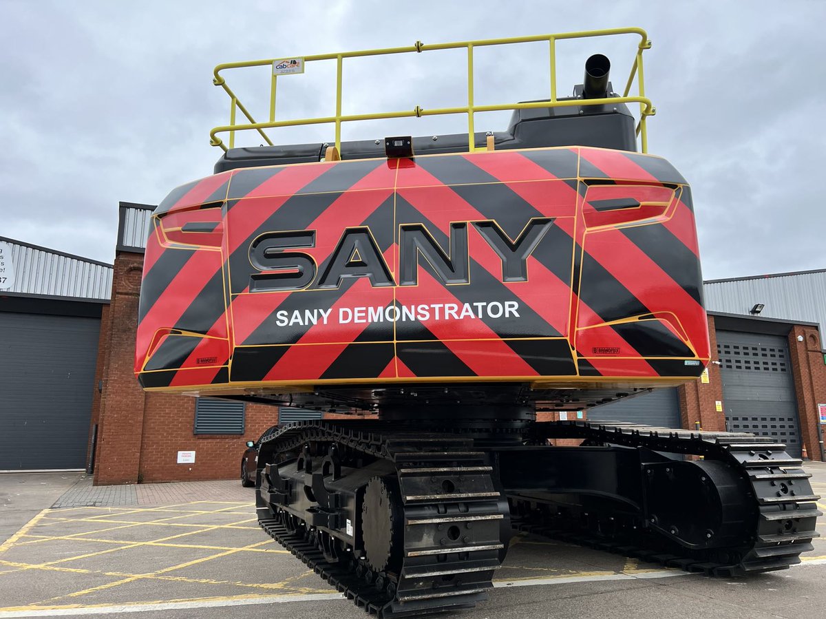 sany_uk's tweet photo. All dressed up and ready to go! One of two 50-Tonne SANY SY500's ready for the quarry face demo zone at Hillhead.
#SANY #Hillhead2022 #Quarryshow https://t.co/D5kPHQDVYD