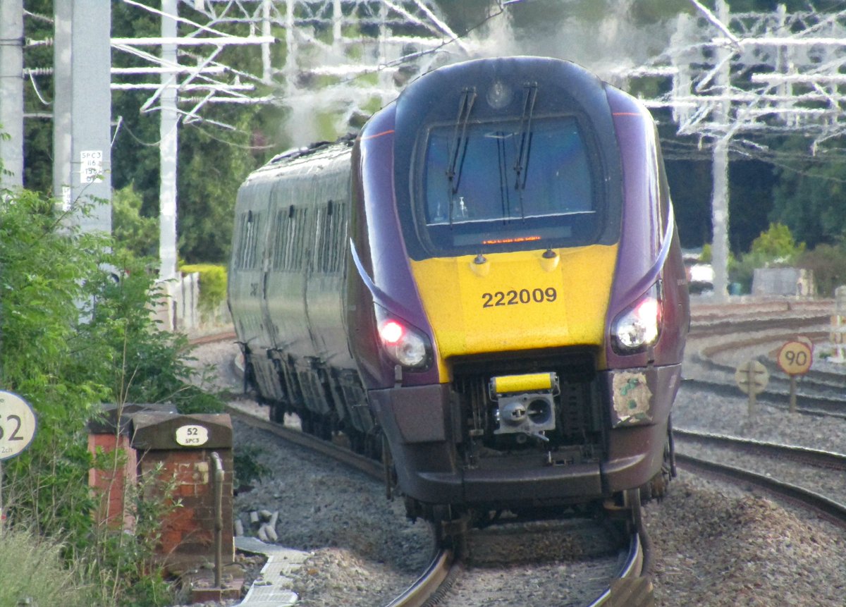 #MidlandMainlineMonday at Kettering @DBCargoUK 66017 heads south, coming off the Corby line, with 6C75 Peak Forest to Limbury Rd & @EastMidRailway 222009 departs the station on the down fast working 1D06 06.05 StPancras-Nottingham. #EMR #DBCargo #ShedWatch #MML 13/6/22