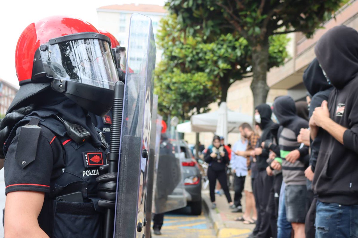 Ertzaintzaren kargak Laudion. Goizetik bertaratu dira hainbat pertsona <a href="/LaudioGaztetxea/">Laudioko Gaztetxea</a>|ren desalojoaren aurka protesta egitera; gaurko dago finkatuta hustea