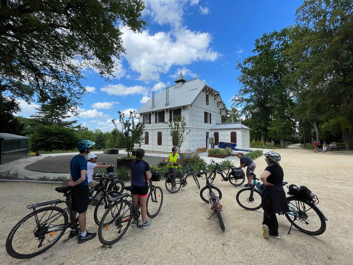 OTI_GPSEO's tweet photo. Retour sur une belle balade à vélos et trottinettes électriques avec un guide conférencier à travers @villepoissy et ses environs @VilleVillennes .. Braquet de rattrapage le 2.07 ! 
#villasavoye #maisondefer #bordsdeseine #tripintrott https://t.co/sYQj77LHMm