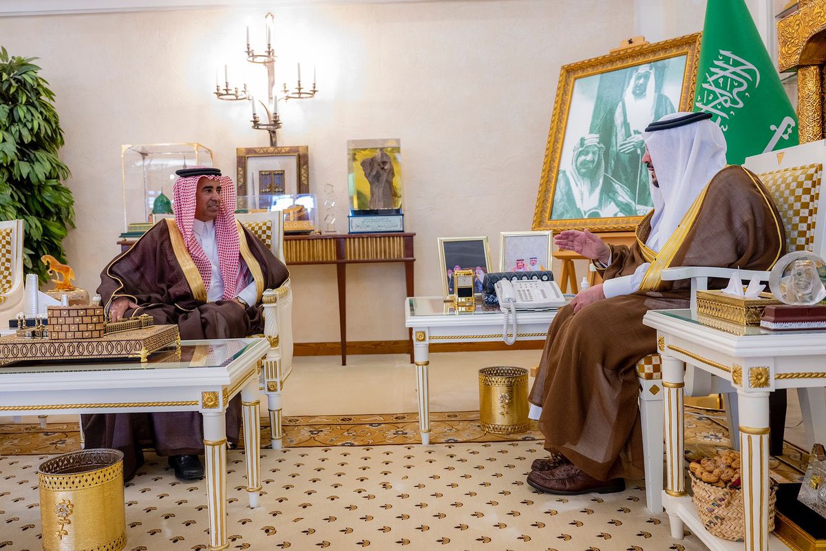 EmarahAlQassim's tweet photo. أكد سموه على أهمية تقديم جميع التسهيلات للمستفيدين، وتمكين المجتمع من المشاركة في التنمية لتحقيق أهداف #رؤية_المملكة_2030 ..

سمو #أمير_القصيم يستقبل الأستاذ / عبدالله آل أبو سباع بمناسبة تكليفه مديراً عاماً  لفرع وزارة الموارد البشرية والتنمية الاجتماعية بالمنطقة. https://t.co/X3NwIOsWBC