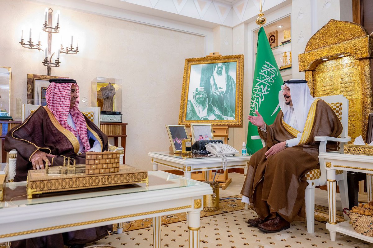EmarahAlQassim's tweet photo. أكد سموه على أهمية تقديم جميع التسهيلات للمستفيدين، وتمكين المجتمع من المشاركة في التنمية لتحقيق أهداف #رؤية_المملكة_2030 ..

سمو #أمير_القصيم يستقبل الأستاذ / عبدالله آل أبو سباع بمناسبة تكليفه مديراً عاماً  لفرع وزارة الموارد البشرية والتنمية الاجتماعية بالمنطقة. https://t.co/X3NwIOsWBC