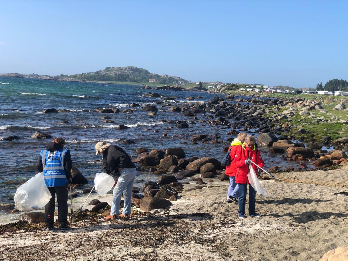 ORCA_web's tweet photo. Ocean Conservationist Emily put her time to good use in Egersund. Together with a team of dedicated guests from @HurtigrutenEXP #MSMAUD they cleared lots of rubbish from a nearby beach. It was a fantastic team effort!
#cleanupforsarah https://t.co/gk7GT1N2ww