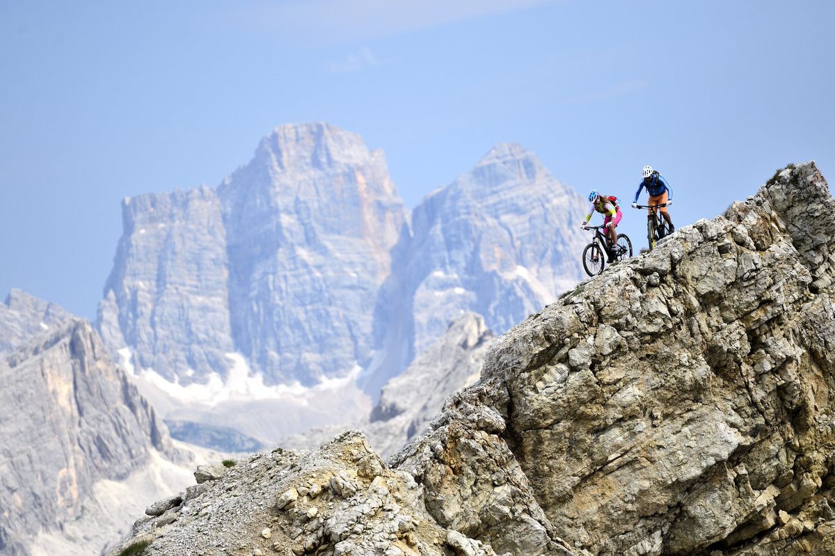 #intense 🚵🏻
If your pace is not adrenaline-fuelled, but you still want to experience emotions that verge on the intense, then the bike is for you! 😍
Holidays in Cortina can also be spent on two wheels, amidst history and nature: choose your excursion on well-marked trails!