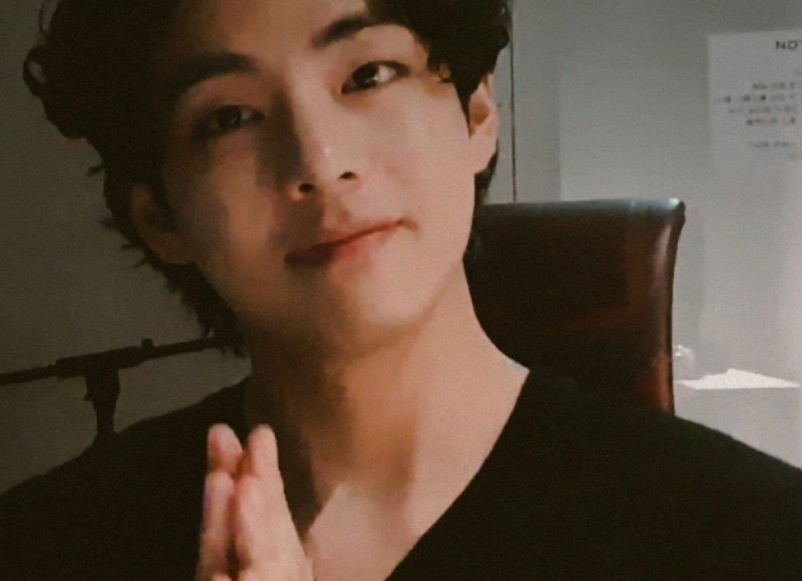 YDMM07HOBI's tweet photo. HILO DE TRADUCCIONES DEL V-LIVE DE TAEHYUNG 🐻��📸

🐻:Hola a Todos! Soy Kim Taehyung quien es el presentador del V-live de Hoy ¡Encantado de Conocerlos a todos! https://t.co/ZWY0tGdn6a