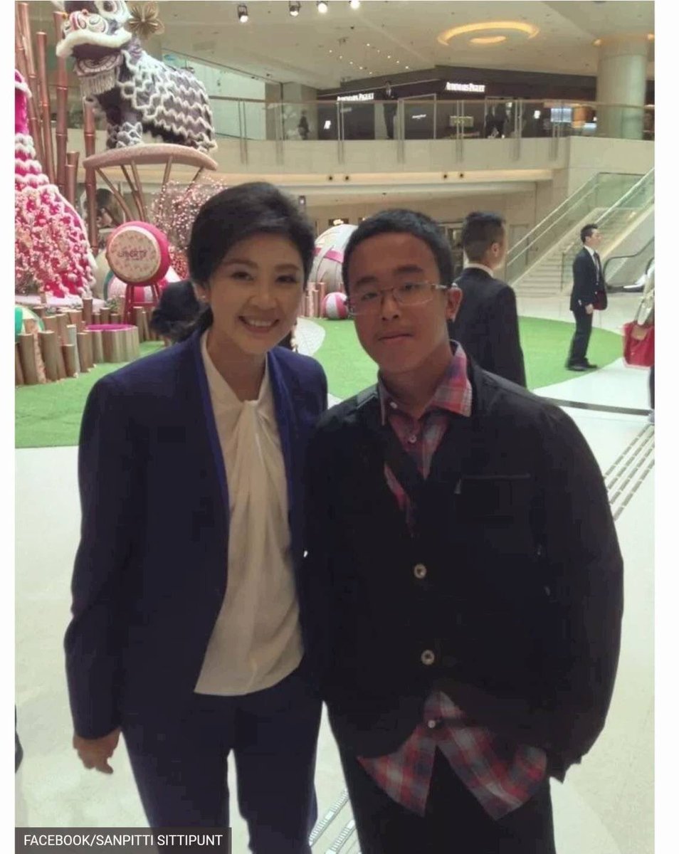 ฮั่นแน่.  ใครเนี่ย..บินไปงานรับปริญญาลูก ชช ถึงซีแอตเติ้ล 
   ชช อิสระจริงหรือ  หรือว่าจะวางแผนหลบงานไปเพื่อนัดแนะอะไรกัน ปิดอย่างไรก็ไม่มิดหรอก 😂😂😂