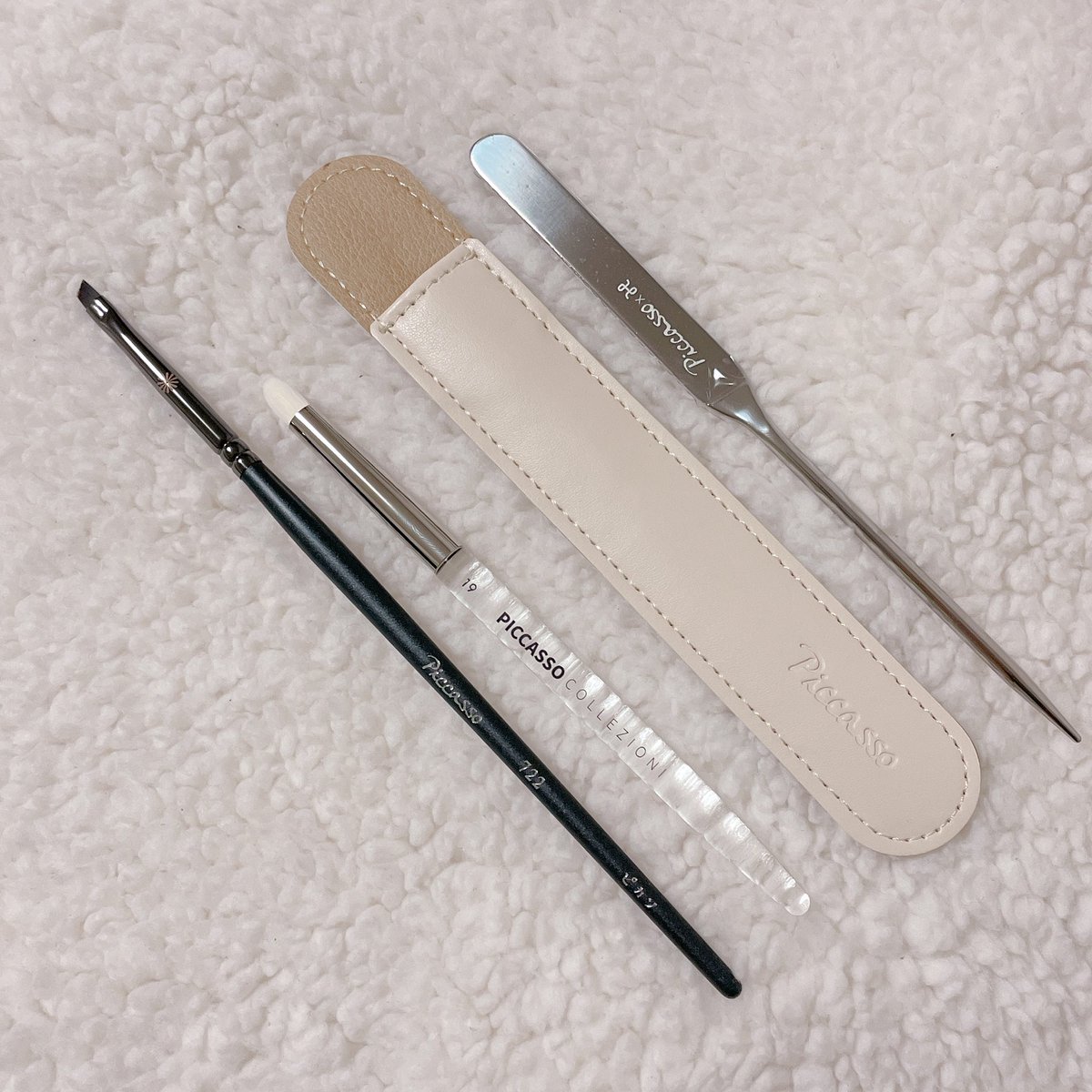 4_apple_red_'s tweet photo. メガ割中に買ったピカソブラシが届いた😊
ずっと欲しかったスパチュラに、19と斜線の722！ポーチはお泊まりにちょうど良さそう〜🏠
722がアイシャドウでアイライン書いたり眉尻シャープにしたり色々使えて感動してる、良すぎ🥹 https://t.co/RU4tRJVZ5k