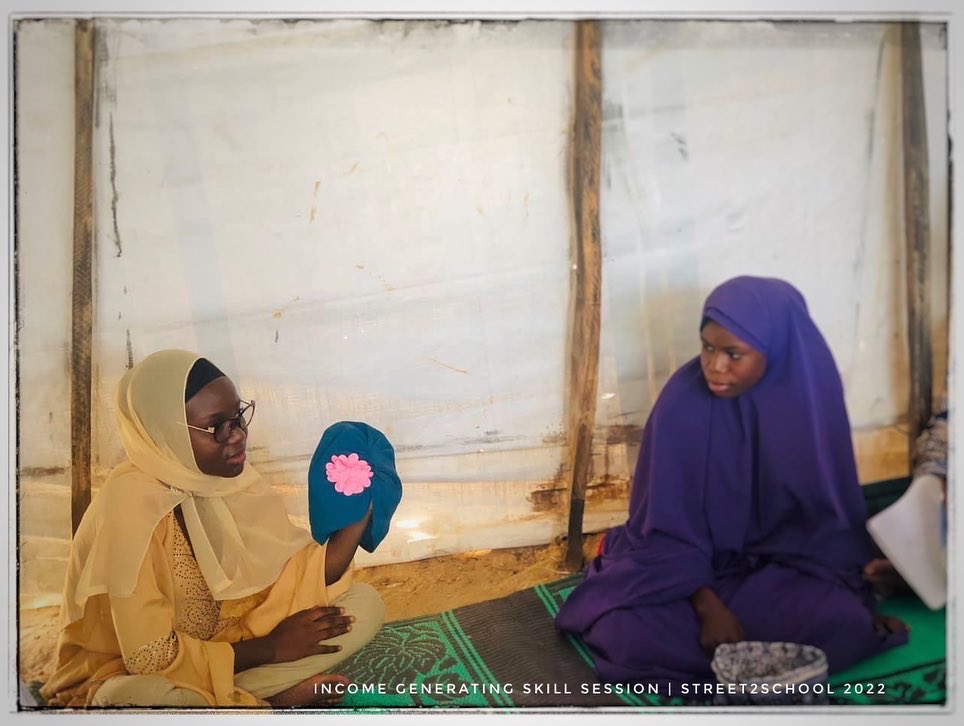 Street2School's tweet photo. Remarkably, over 40 out-of-school girls from 2 of our project locations have learned how to design turbans👳, &amp; wall clocks through a series of sessions, supported by @AishHabib. 

In addition to the soft skills they learned to help them manage money &amp; support their education🎓. https://t.co/9ZuDFfkqZi