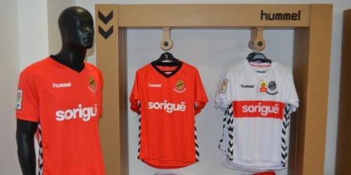 MiqueCuenca's tweet photo. Sin duda alguna, mis equipacion da favoritas del Nàstic. Las de la 2015/2016, con el logo de la LFP brodado.

¿¿¿¿Alguien sabe alguna forma de poder conseguir tanto la primera equipacion, como la segunda???? (el blanco me encanta). https://t.co/jBCIk8mkNA