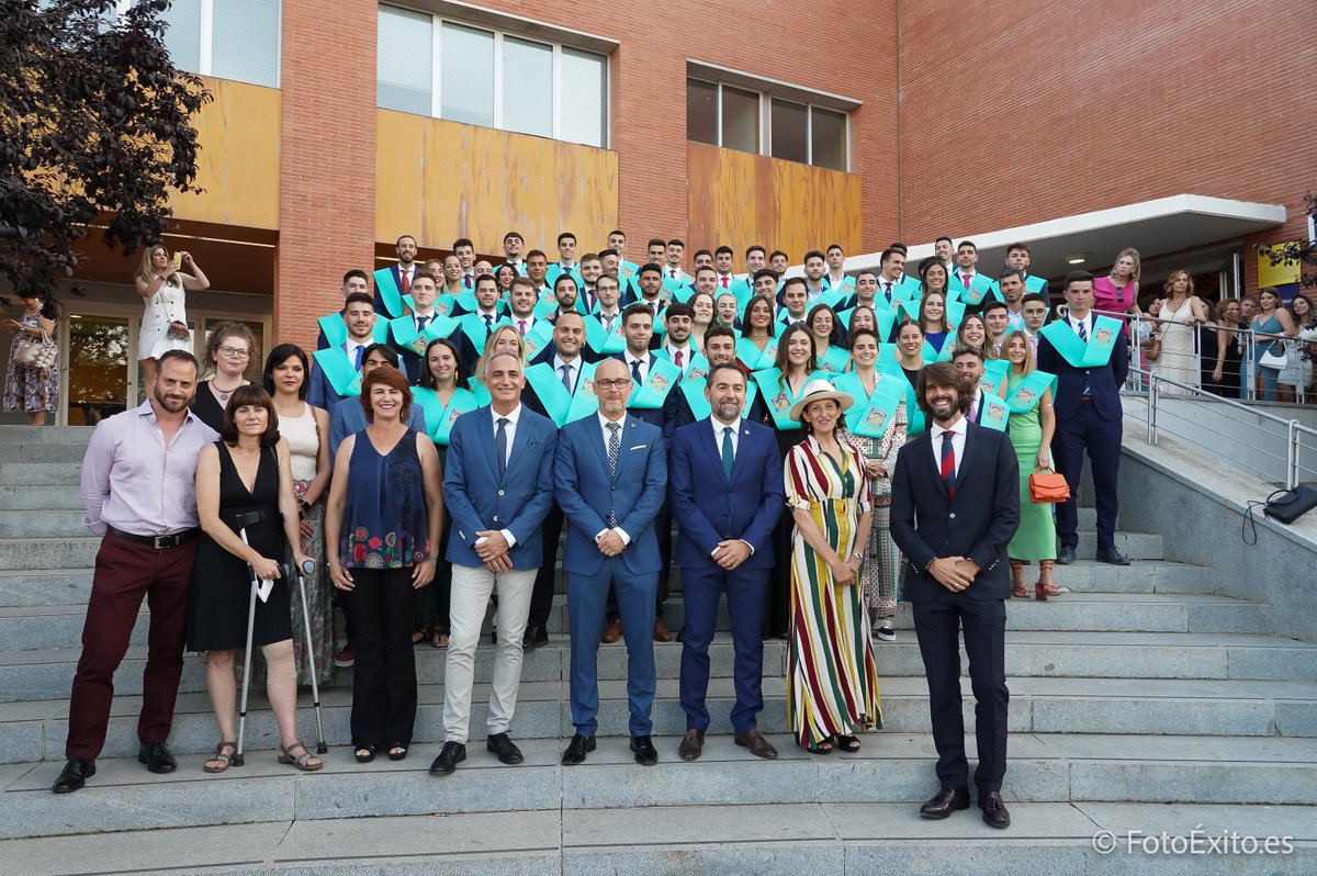 pablodeolavide's tweet photo. 👩🎓👨🎓 Enhorabuena a la promoción 2018/22 del Grado en Actividad Física y del Deporte que ha celebrado su tradicional ceremonia de egresados y egresadas.
¡Que nada os frene! Os deseamos un futuro muy muy prometedor💎
#egresadosUPO #deporte #SoydelaUPO https://t.co/85nQlfNdDv
