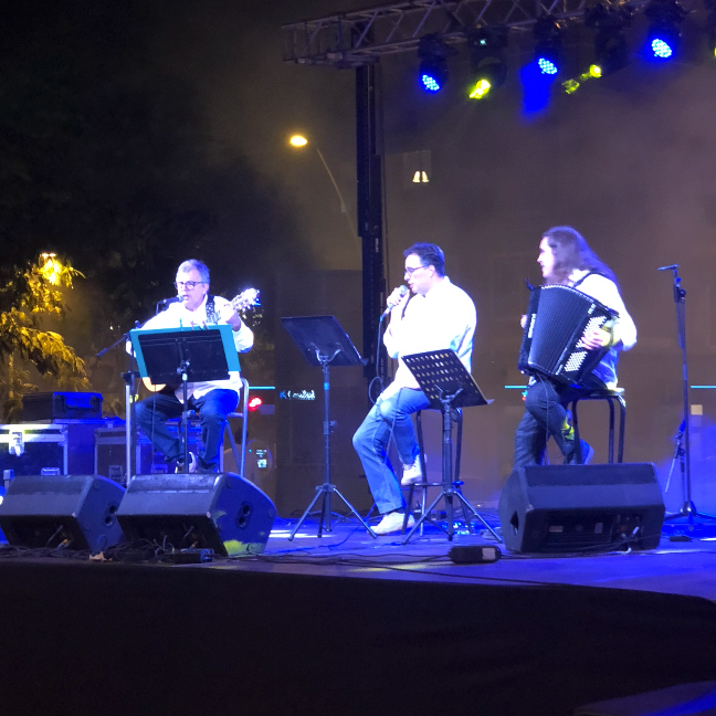 FMSantGervasi's tweet photo. Les havaneres ompliran la Plaça Bonanova la nit de dissabte. Cançons com 'El meu avi ' o 'La bella Lola' ens traslladaran a la Mediterrània gràcies al grup Sons de Taverna. T'esperem a la Festa Major de Sant Gervasi. 
👉 Dissabte 18/6
⏰ 22.00 h 
📍 Pl. Bonanova
#fmsantgervasi https://t.co/r9ZWcMRe9Y