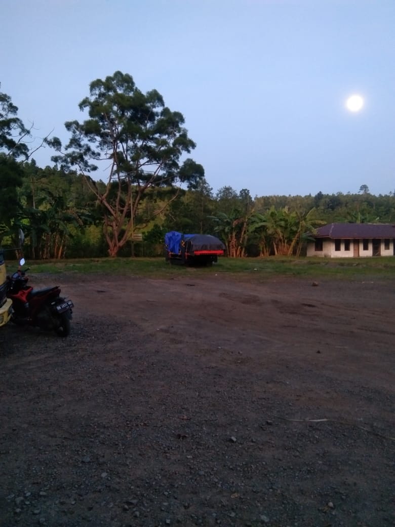 SaveSangihe's tweet photo. ALERRA!! ALERTA!!

Meski keputusan PTUN Manado tanggal 2 Juni lalu mengharuskan PT.TMS untuk menunda aktivitas pertambangan di wilayah Sangihe, hari ini (13 Juni 2022) PT. TMS kembali mencoba memasukkan alat berat ke wilayah konsesi pertambangan melalui pelabuhan Pananaru. https://t.co/EHoUKKokaC