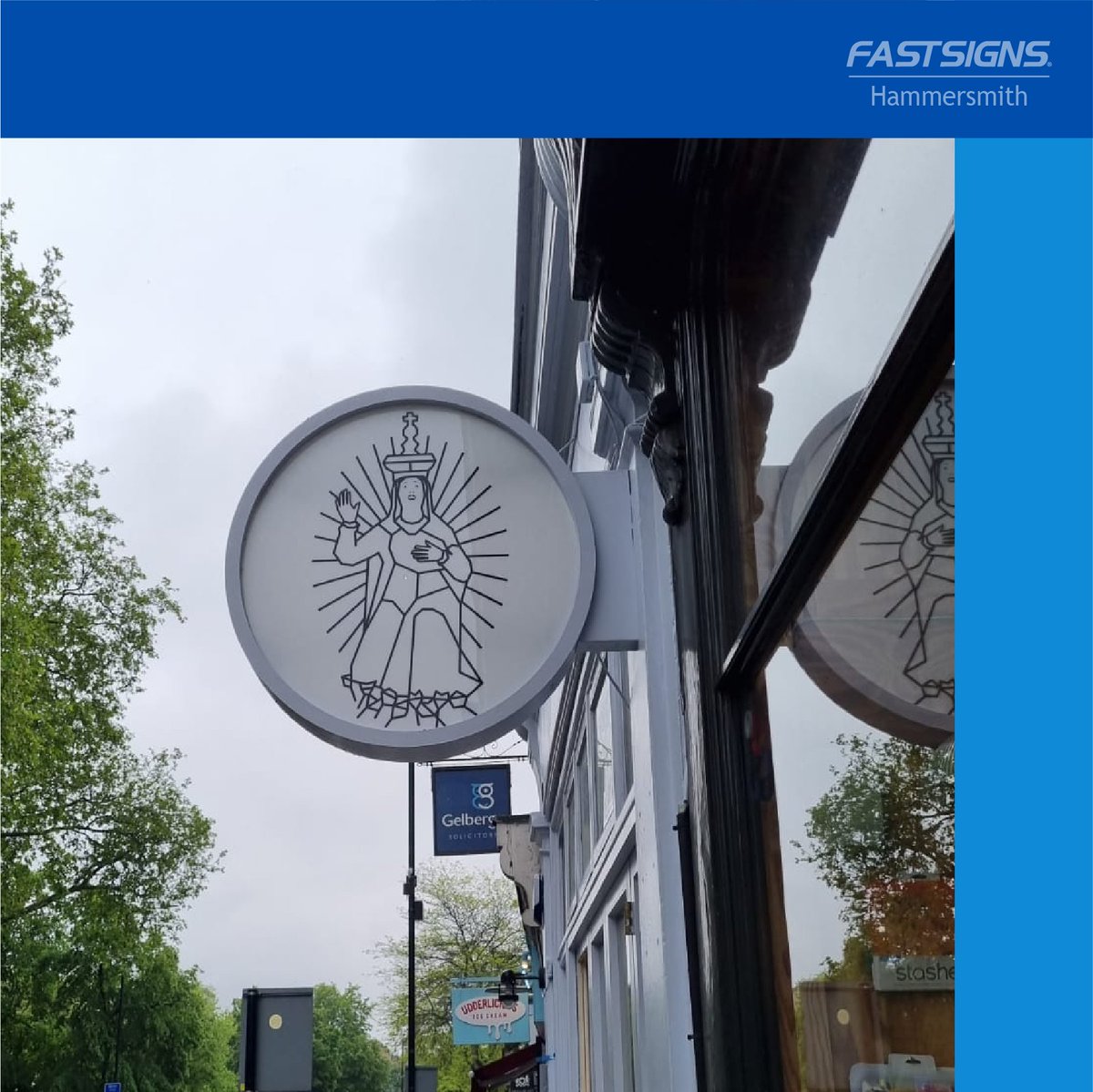 Fastsigns872's tweet image. PROJECT OF THE WEEK : @SantaMariaPizza using their projecting sign to showcase their graphics to catch the attention of customers. #POTW #ProjectingSign #Branding #Signage