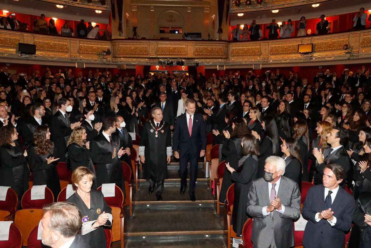 CasaReal's tweet photo. El Rey inaugura, en el Teatro Real, la celebración del 425 Aniversario del Ilustre Colegio de Abogados de Madrid con el acto de Jura o Promesa de la Constitución de los nuevos letrados que se incorporan a la profesión. 

➡️https://t.co/BP5a9E3MhF  #425ICAM https://t.co/mcyK8luyeu