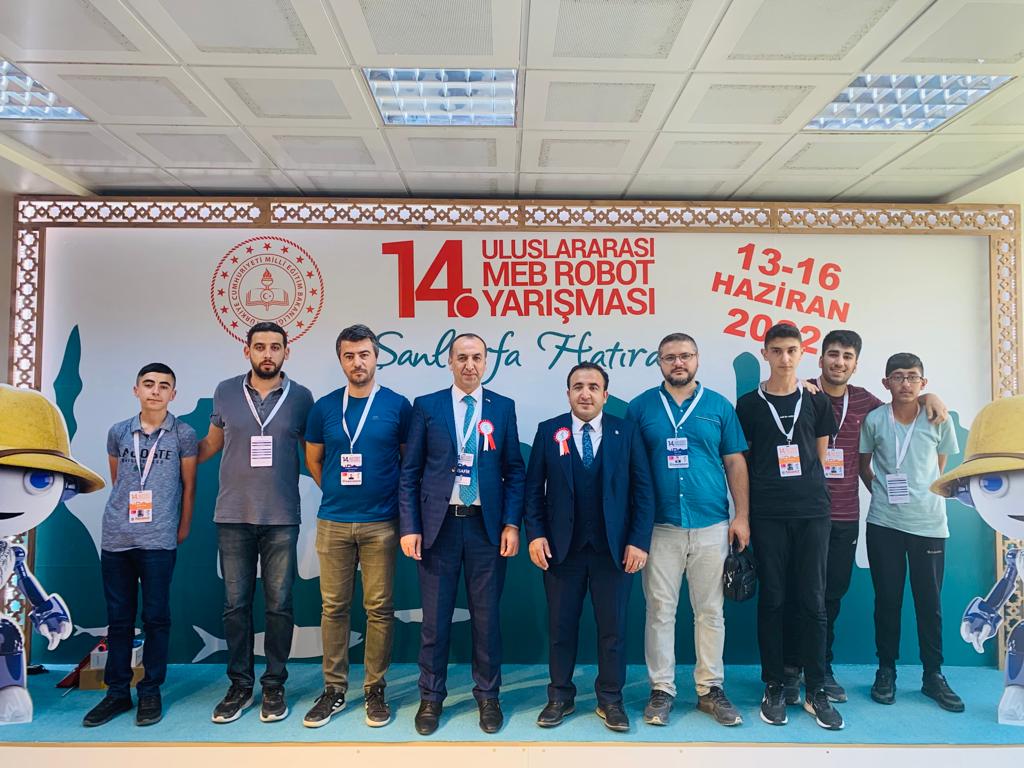 MTEGM Sn. Nazan Şener, Şanlıurfa Valisi Sn. Salih Ayhan, Teknofest Gen. Müd. Ömer Kökçam, Şanlıurfa B.Şehir Belediye Başk. Sn. Zeynel Abidin Beyazgül ve İl Müd. Halil Yücel,14. Uluslararası MEB Robot Yarışmasında takımlarımızı ziyaret ederek öğrencilerimize başarılar dilediler