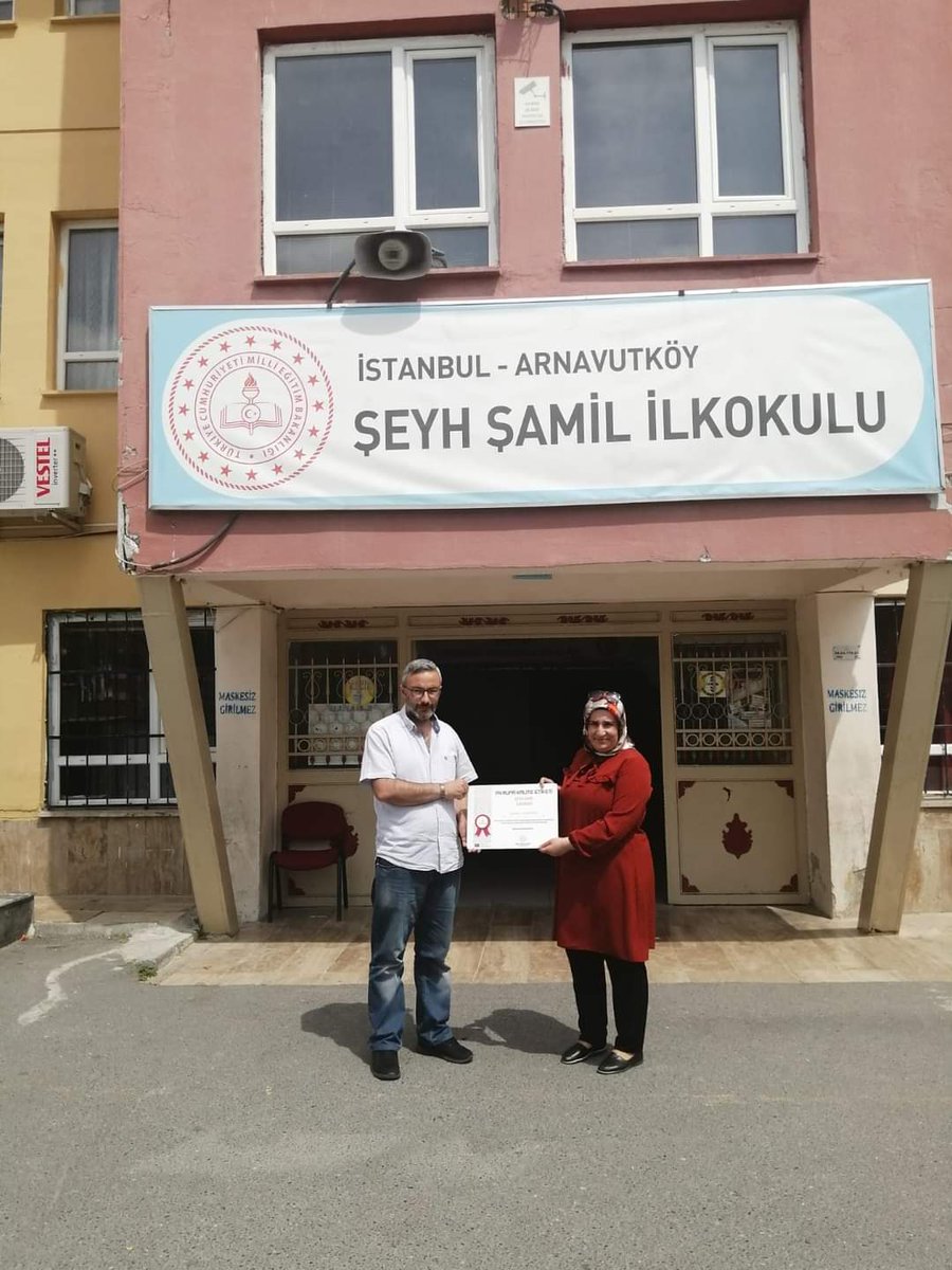 E Twinning portalında gerçekleştirdiği Masalsı Matematik Projesiyle okulumuza Avrupa Kalite Etiketi kazandıran Sınıf Öğretmenimiz Ülfet TARHAN'a kıymetli çalışmaları adına okul müdürümüz tarafından plaket takdim edildi. Öğretmenimize teşekkür eder başarılarının devamını dileriz.