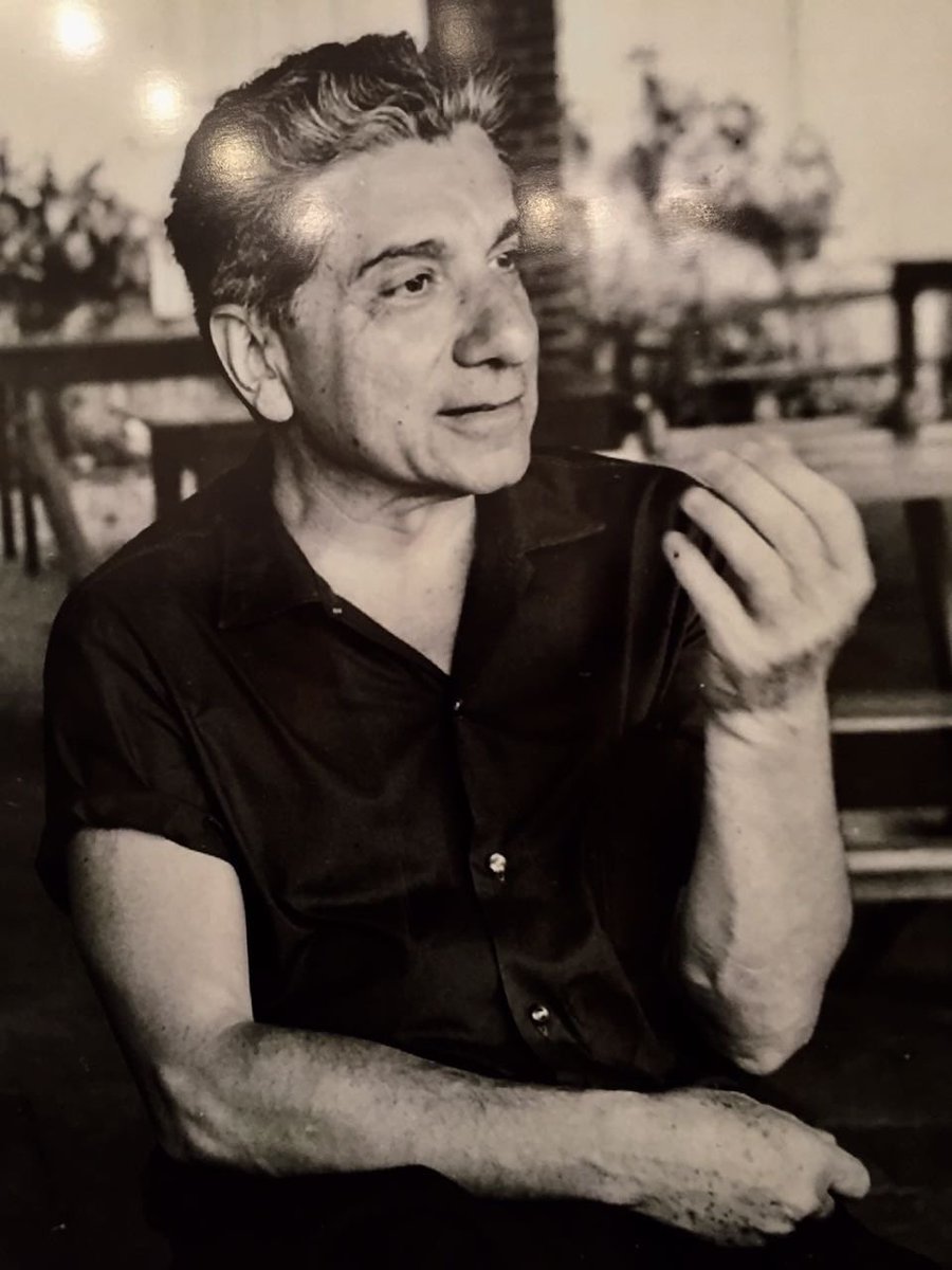 Roabastiano's tweet image. 13 de junio de 1917. Hace hoy 105 años nacía en Asunción Augusto Roa Bastos. Periodista, escritor, novelista y guionista. Máximo representante de la literatura paraguaya; sus obras han sido traducidas a 27 idiomas. Vivió más de cuatro décadas en el exilio. Premio Cervantes 1989.