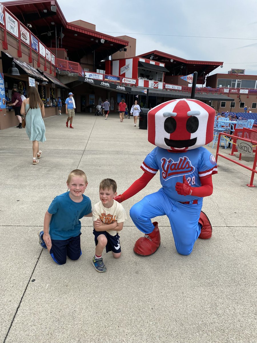 VZBigRed's tweet photo. George loving his @florence_yalls jersey!  Thanks for a great experience yesterday at the game! https://t.co/bOUl3Vbkc9