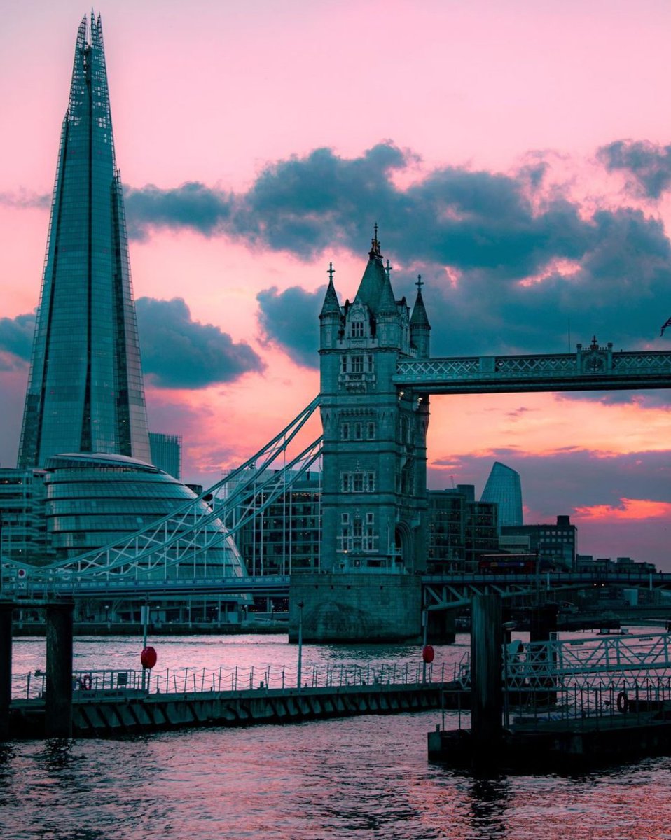 🇬🇧😍Wow we love the colours in this photo!😍🇬🇧

Photo by: @photography_with_vee 📸

Beautiful pink sky! 🤩💗