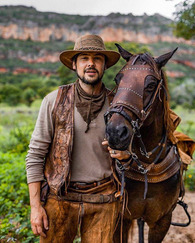bestofguize's tweet photo. 📸 — Primeiríssimo registro do Guizé como Zé Paulino em #MarDoSertão. Lindo demais! 

(Fotógrafo: Ronald Photos). https://t.co/Acd4aaIZ9K
