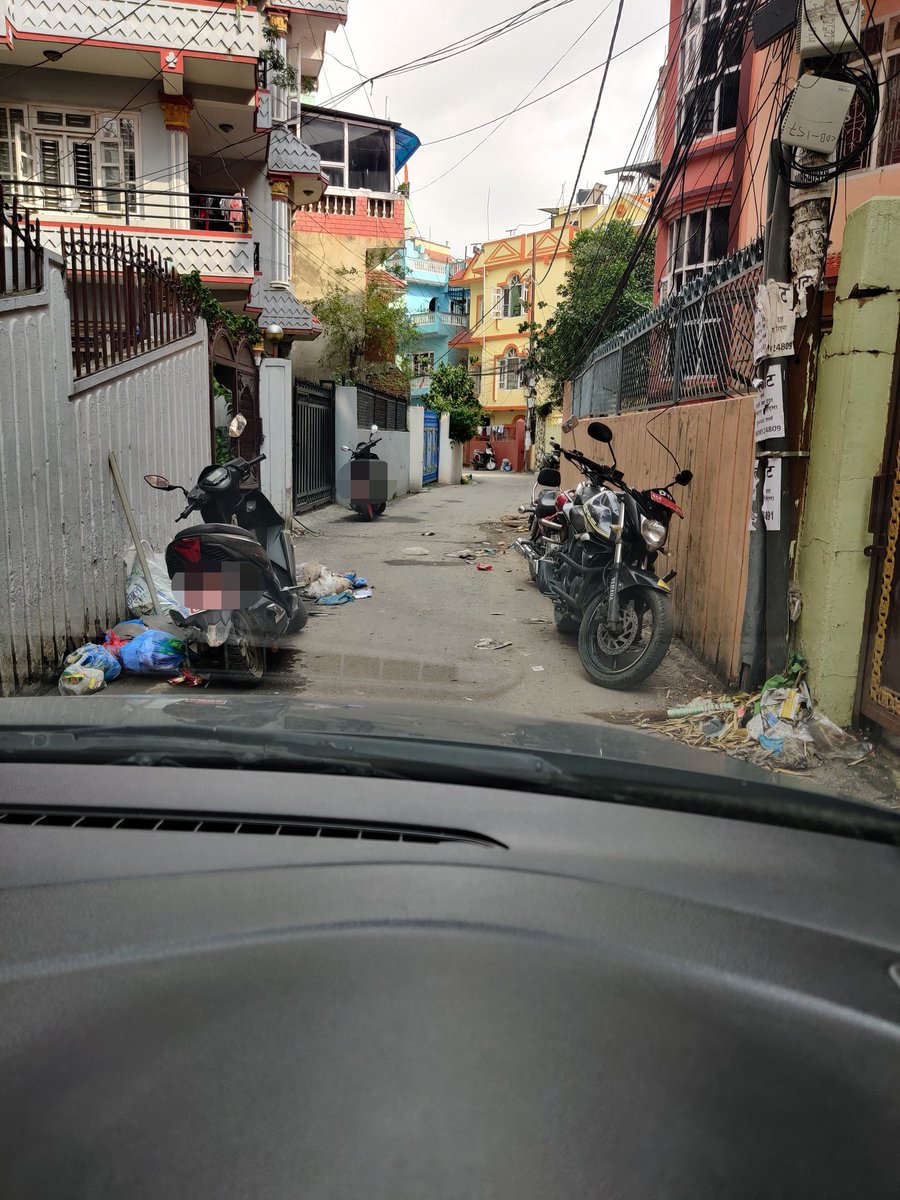 काठमाडौंको भित्री बाटोहरुको सधैंको कथा!
दुवै तिर बाइक ह्याण्डल लक गरेर पार्क गरेर छोडिदिए पछि हर्न बजाउँदै मान्छे बोलाउनुको विकल्प रहदैन। यो कुराले हाम्रो Civic Senseको कमि र स्वअस्तित्वको प्रचुर भावना प्रतिबिम्बित गर्छ! हाल लाई ट्राफिक प्रहरी र नगर प्रहरीले +
