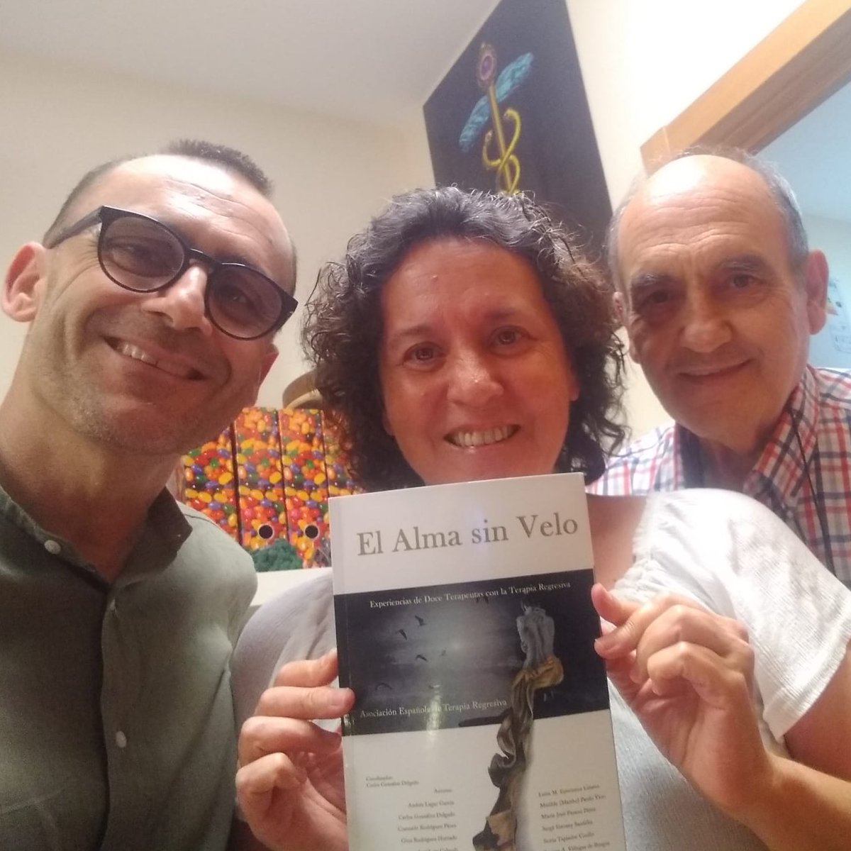 Casi_Natural's tweet photo. Andrés Lagar, buen terapeuta y amigo nos ha dedicado su nuevo libro "El alma sin velo" del que es coautor junto a otros grandes terapeutas como José Luis Cabouli.  Estoy deseando leerlo¡¡¡¡

#desarrollopersonal
#proposito
#quiensoy #terapiasholisticas
#TerapiaAlternativa https://t.co/5yaCoMaY1w