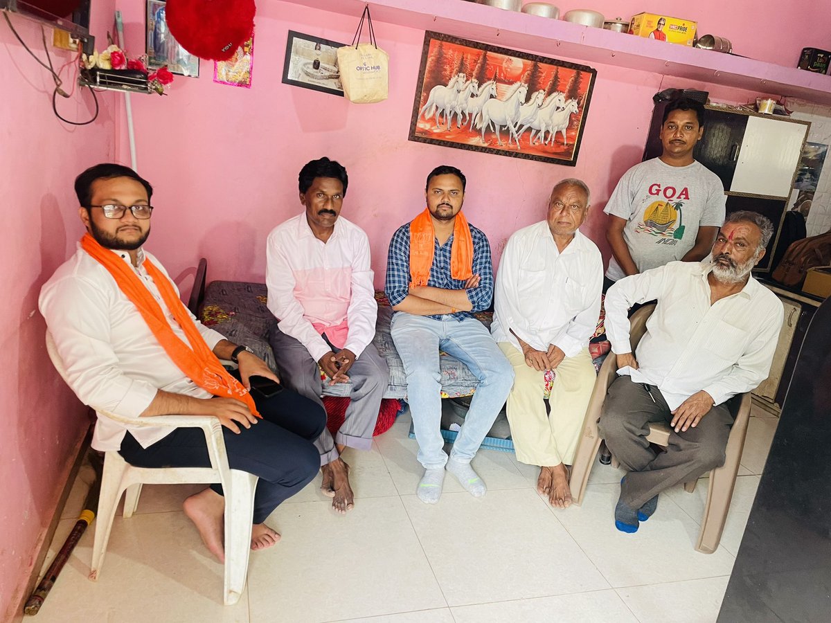 RajendrazalaBJP's tweet photo. કઠલાલ કપડવંજ -120 વિધાનસભા ના પૂર્ણ કાલીન વિસ્તારક શ્રી દર્શનભાઈ સાથે વિવિધ ગામડામાં પ્રવાસ થયો. જેમાં માં સંગઠન ના જૂના કાર્યકર્તાઓ તથા બૂથ પ્રમુખો સાથે મીટિંગ કરી.... #8YearsOfSeva #bjpgujrat2022 #BJYMGUJARAT #rajendrasinhzala #BJPGujarat #devusinh https://t.co/zetOpJHo0M
