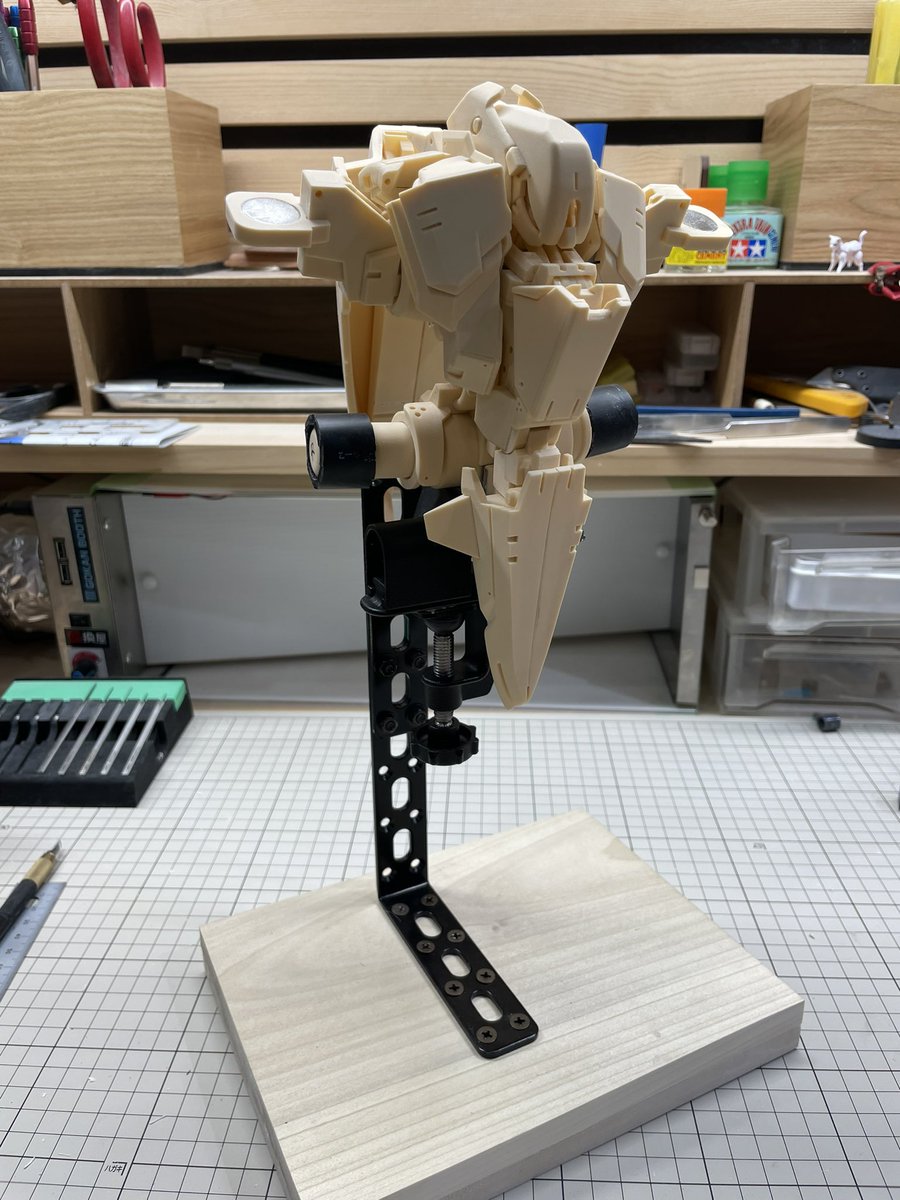 yuta8001yuta's tweet photo. 出力の合間にホムセンいって板、バイス、エルボステーで
製作時にトルソーみたくできるようクランプ台座作ってみたよ
なかなかどうしてカッコ良いよ
テンションあがるぅぅっ!
#3Dモデリング
#MESSALA
#DIY https://t.co/H5LsBE2vgR