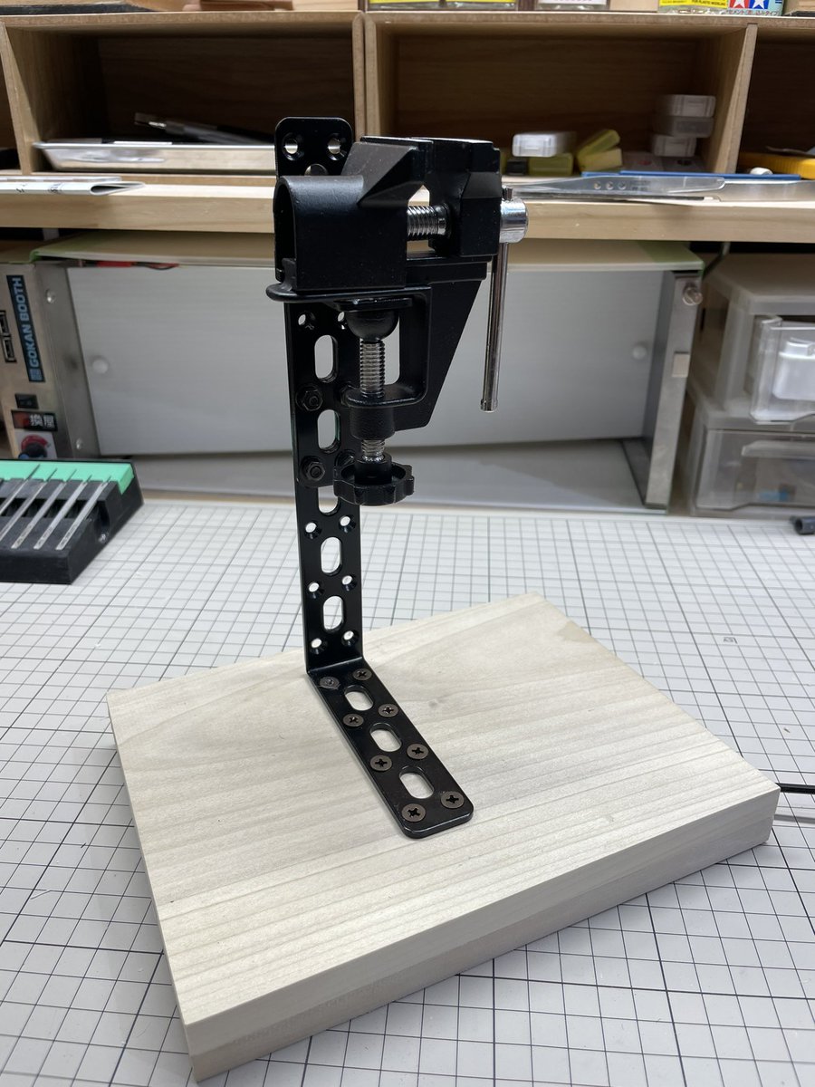 yuta8001yuta's tweet photo. 出力の合間にホムセンいって板、バイス、エルボステーで
製作時にトルソーみたくできるようクランプ台座作ってみたよ
なかなかどうしてカッコ良いよ
テンションあがるぅぅっ!
#3Dモデリング
#MESSALA
#DIY https://t.co/H5LsBE2vgR
