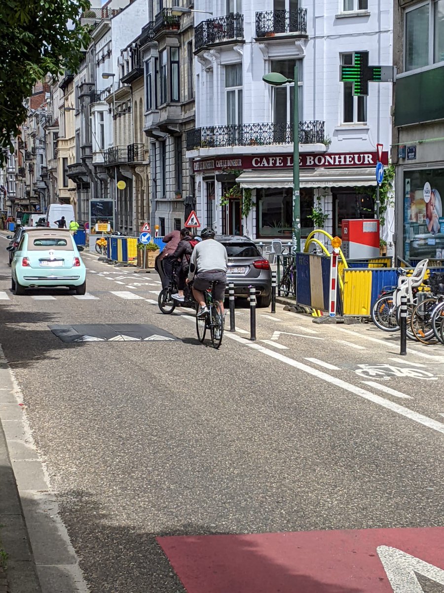 Jan_Szcz's tweet photo. At your convenience, sir🚳🚙🅿️ #AvAlbert #ParkingLane #GCUM #1190BE https://t.co/cf1juMqZF2
