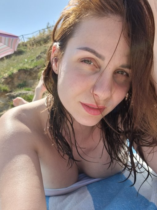 Ein kleines "Hallo" 👋🏖️ vom Strand! Was treibst du gerade? https://t.co/f0t6fbTovq<a href="/tag/lingerie"class="tags"><span>#lingerie</span></a><a href="/tag/dessous"class="tags"><span>#dessous</span></a><a href="/tag/marywet"class="tags"><span>#marywet</span></a>