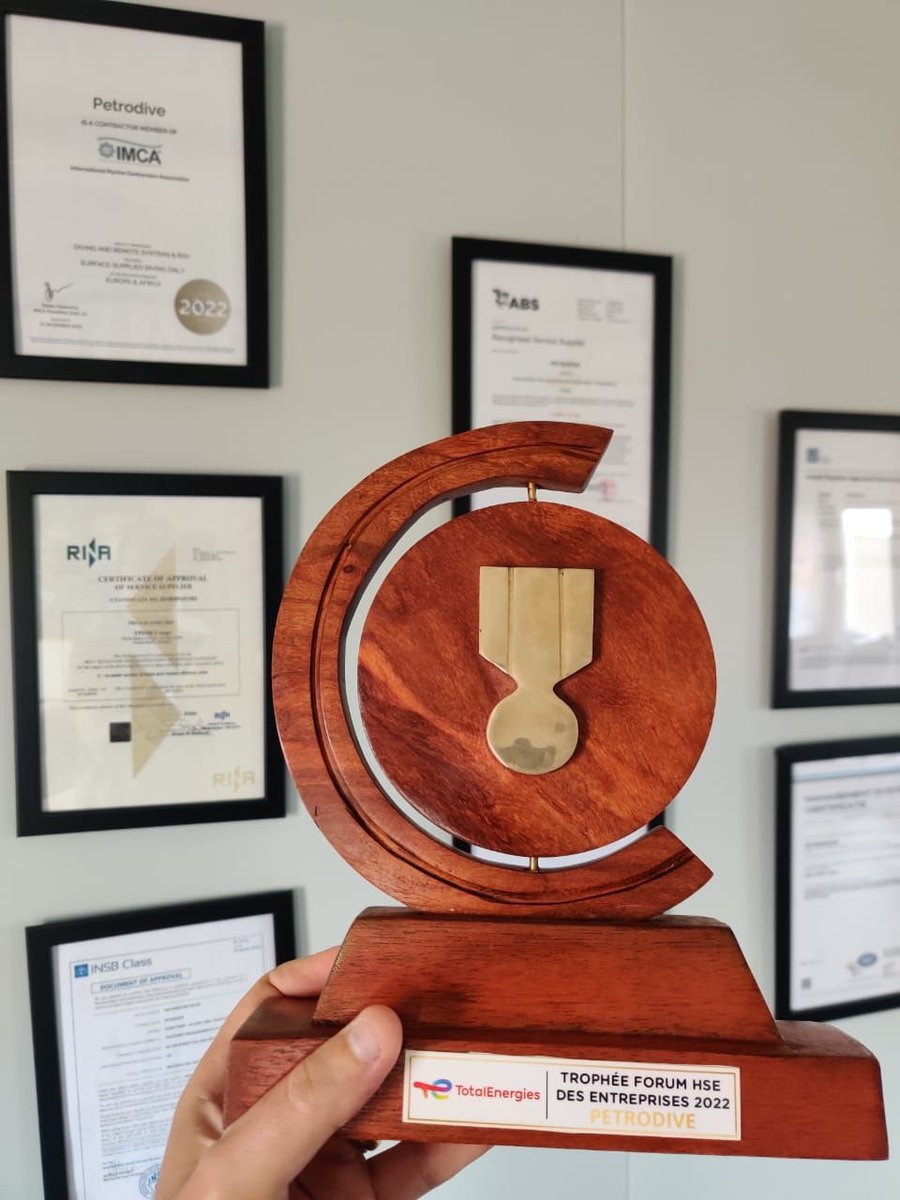petrodive's tweet photo. PETRODIVE #Congo a été récompensée par un trophée HSE lors du Forum HSE des entreprises 2022 organisé par @TotalEnergies.
Ce trophée mesure la performance HSE pour 3 ans d’opérations sans accident. https://t.co/2Gnamj899U