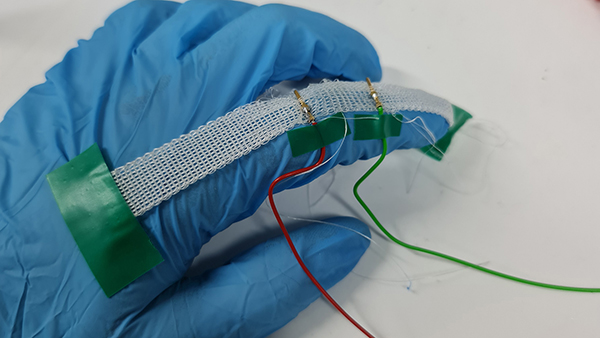 i_boras's tweet photo. Just nu pågår forskning på Högskolan i Borås kring jonofibrer som kan komma att få betydelse för framtidens smarta och funktionella textilier. 

#Smarttextiles #textilteknologi #forskningsomgörskillnad

https://t.co/WC8dUINeMv https://t.co/uZbiIBC7wo
