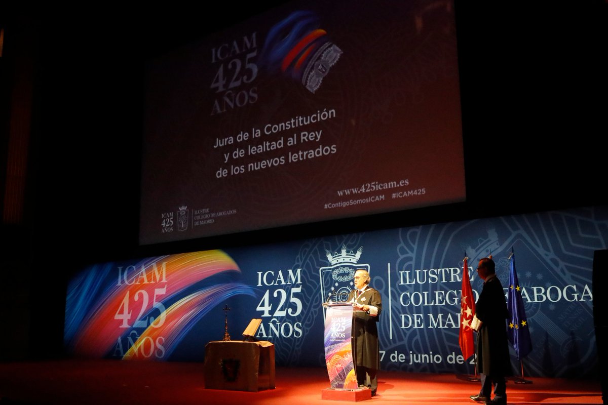 El Rey inaugura, en el Teatro Real, la celebración del 425 Aniversario del Ilustre Colegio de Abogados de Madrid con el acto de Jura o Promesa de la Constitución de los nuevos letrados que se incorporan a la profesión. 

➡️casareal.es/ES/Actividades…  #425ICAM