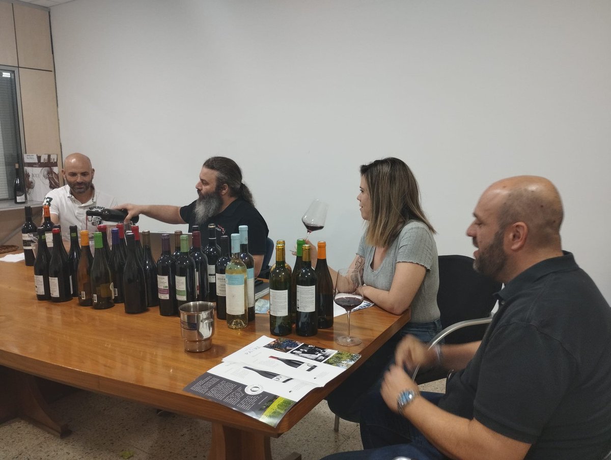 Vinalium1's tweet photo. Nuestro equipo en acción 💪
¡El Comité de Cata está catando vinos de Francia! Seguimos descubriendo nuevos vinos para ampliar nuestro mundo de vinos 🍷
#Vinalium #cata #vino #vinotinto #wine #vinoblanco #vinorosado #winestagram https://t.co/9Bqh2lTcHr
