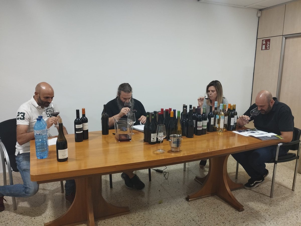 Vinalium1's tweet photo. Nuestro equipo en acción 💪
¡El Comité de Cata está catando vinos de Francia! Seguimos descubriendo nuevos vinos para ampliar nuestro mundo de vinos 🍷
#Vinalium #cata #vino #vinotinto #wine #vinoblanco #vinorosado #winestagram https://t.co/9Bqh2lTcHr