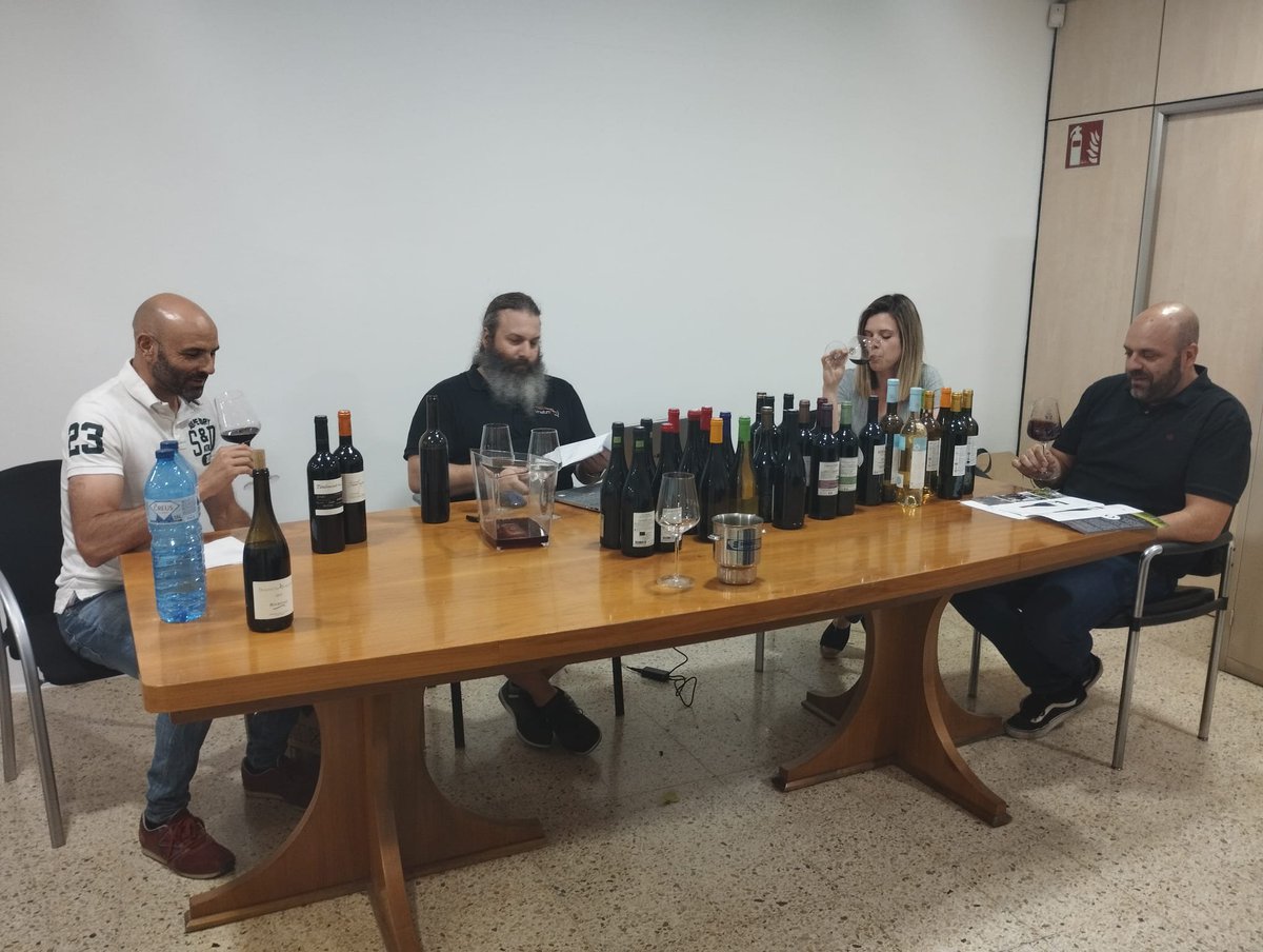Vinalium1's tweet photo. Nuestro equipo en acción 💪
¡El Comité de Cata está catando vinos de Francia! Seguimos descubriendo nuevos vinos para ampliar nuestro mundo de vinos 🍷
#Vinalium #cata #vino #vinotinto #wine #vinoblanco #vinorosado #winestagram https://t.co/9Bqh2lTcHr