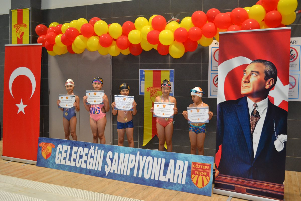 Goztepe's tweet photo. Yüzme ve cimnastik okullarımızın kış sezonu kapanış şenliklerinde minik sporcularımız yeteneklerini sergiledi.💛❤️

Kış sezonu boyunca öğrendiklerini ailelerine ve arkadaşlarına sergileyen minik sporcularımız, keyifli anların ardından madalya ve sertifikalarını aldı.

#Göztepe https://t.co/bBHBssbaUl