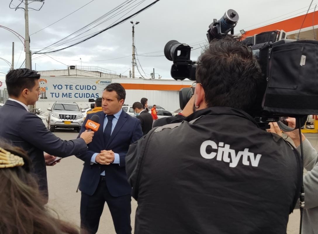 SoyVahos's tweet photo. Muy buenos días.

Empezamos ronda de medios para denunciar desde Corabastos el flagelo del trabajo infantil.

Logramos evidenciar que niños de 13 años, muchos de ellos venezolanos, están siendo instrumentalizados para trabajar como cargadores de mercancías en este lugar. https://t.co/B4dBCc1Yjd