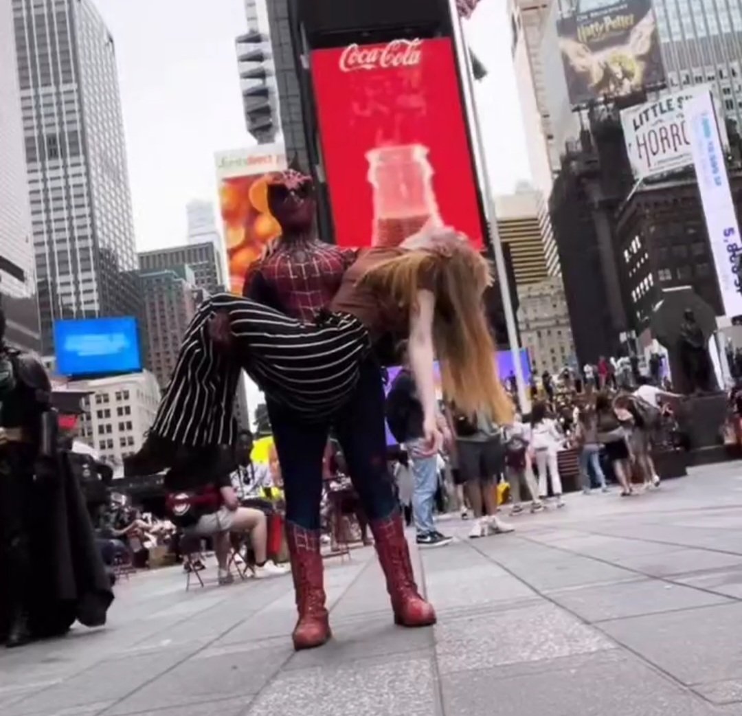 LindavMil's tweet image. "Wow Linda, voor het eerst in New York, hoe is het daar?"

"Prima."