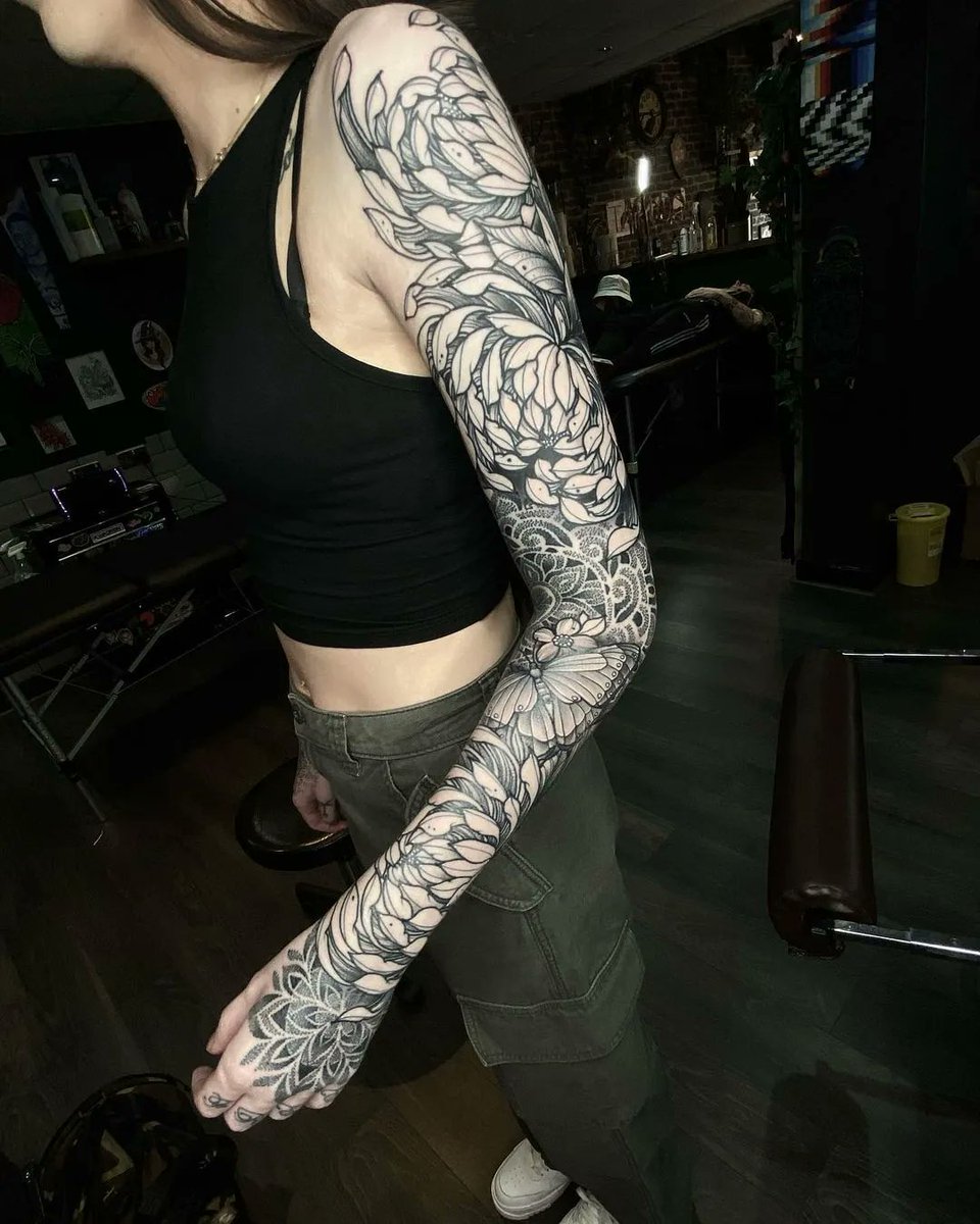 MagnumTattoo's tweet image. Amazing chrysanthemum sleeve from Kristopher Taylor made using #magnumtattoosupplies 👏
.
.
#blackworkerssubmission #geometrictattoo #uktattooartists #sullenclothing #coveruptattoo #ornamental #chyrsanthemumtattoo #tattooideas

Instagram: @kristophertaylor13
