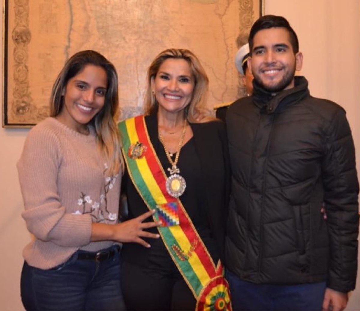 Hoy cumple años mi mamita, mujer valiente y digna, mujer íntegra y de plena fe, que nos llena cada día de más orgullo y admiración por ella. 
Gracias por ser ejemplo de paz y templanza, de sacrificio por la democracia. Sos luz que brilla. 
¡Esto va a pasar!Dios te bendiga siempre